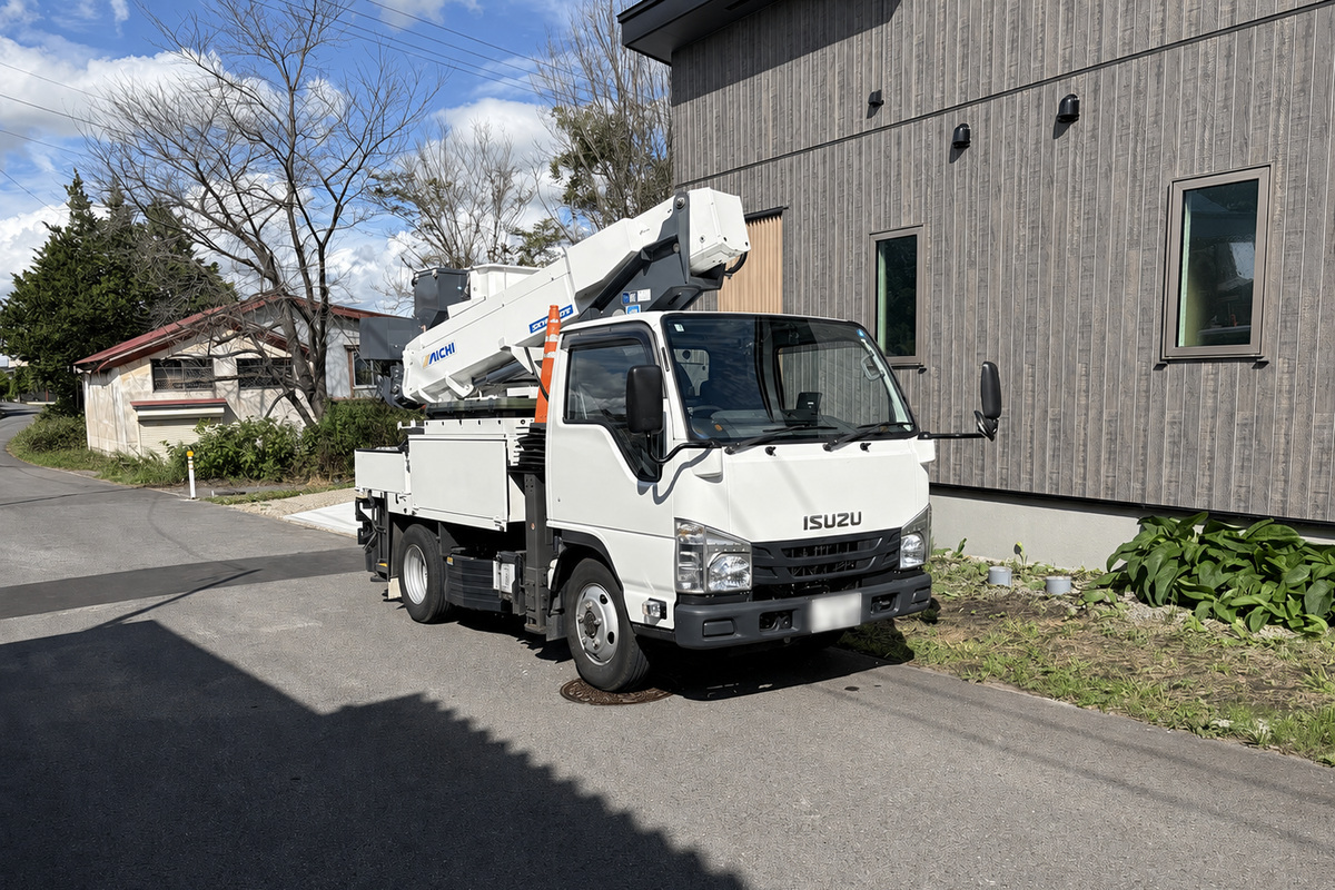 高所作業車を使用した光回線工事